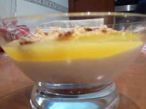 coulis de mango con crema de yogurt