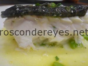 Lomos de merluza con guisantes